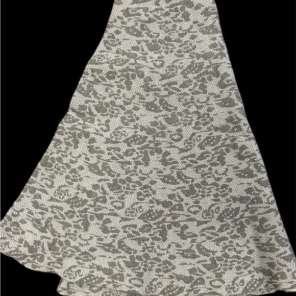 Elegant Gray Patterned Skirt - Picture 2 of 2